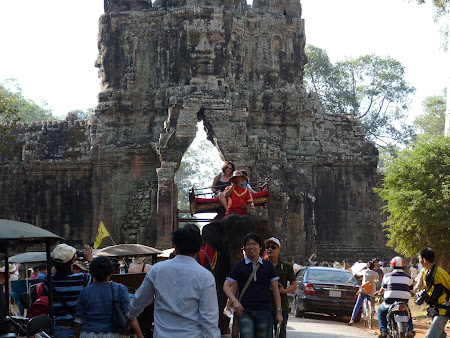 Obiective turistice Cambogia: plimbare cu elefantul Angkor Wat