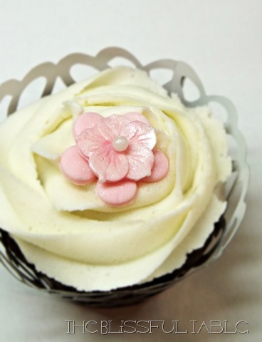 [cupcakes%2520with%2520flowers%2520011a%255B10%255D.jpg]