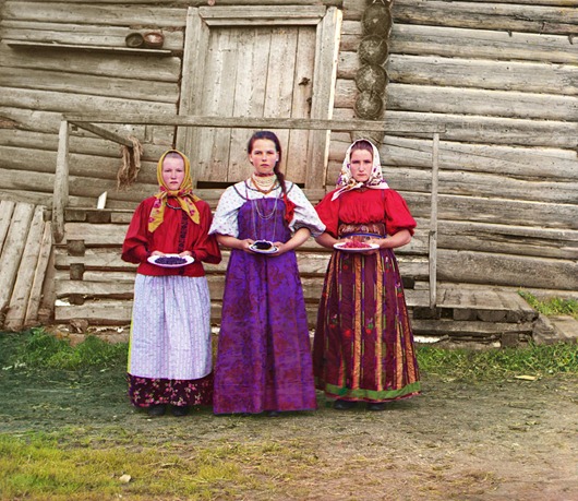 sergei-mikhailovich-prokudin-gorskii-old-color-pictures-of-russia-peasant-girls-1909