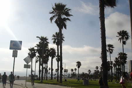 Plaja Venice Beach de langa Los Angeles: Venice Boardwalk, mai pe dupa-amiaza.JPG