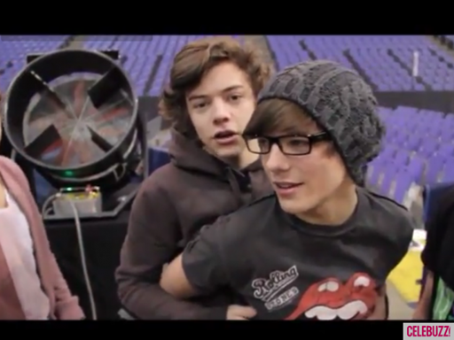 Harry-Styles-Louis-Tomlinson-One-Direction-bromance-moments-tour-Youtube-580x435