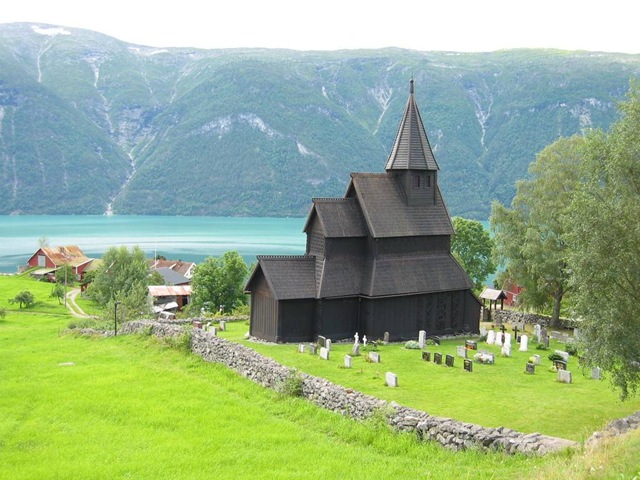 [urnes_stave_churchhafsionorway3.jpg]