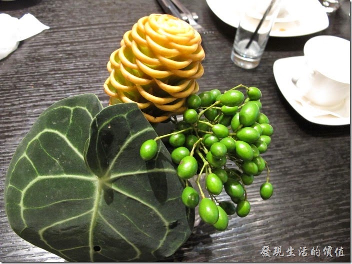 台北-寒舍艾美-探索廚房。餐桌上擺放著真實的毬果植物，不知道這叫什麼？算是一種插花藝術吧！