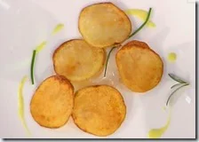 Chips di patate con salsa al curry e erba cipollina