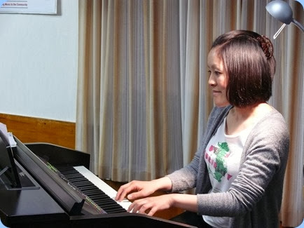 Kuniko Nakatani playing the Yamaha Clavinova CVP-509 as a straight grand piano. Photo courtesy of Dennis Lyons.