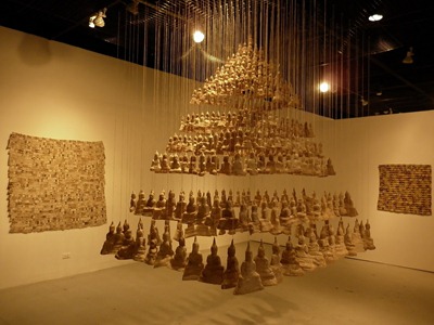 “Shroud”  ปี 2554, ถักเชือกป่านลงขี้ผึ้ง  200x200x160 ซม.