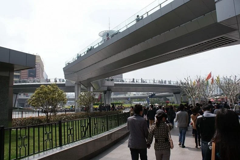 lujiazui-pedestrian-bridge-7