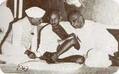 नेहरू और पटेल के साथ गांधी