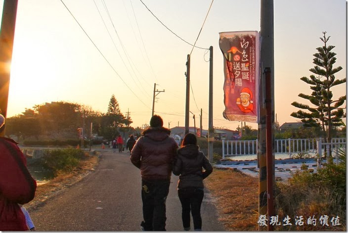 台南-2013井仔腳瓦盤送夕陽。白色聖誕送夕陽，來了好多的情侶。