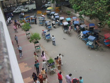 Imagini Delhi: Taxiuri insistente ... e obligatoriu sa mergi cu ricsa chiar si pana peste strada .JPG