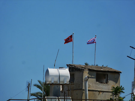 Steag turc si nord-cipriot.
