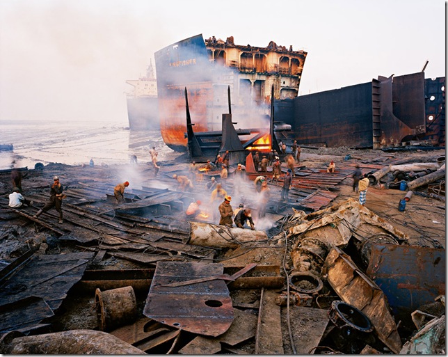 Edward Burtynsky - shipbreaking #11 - 2000