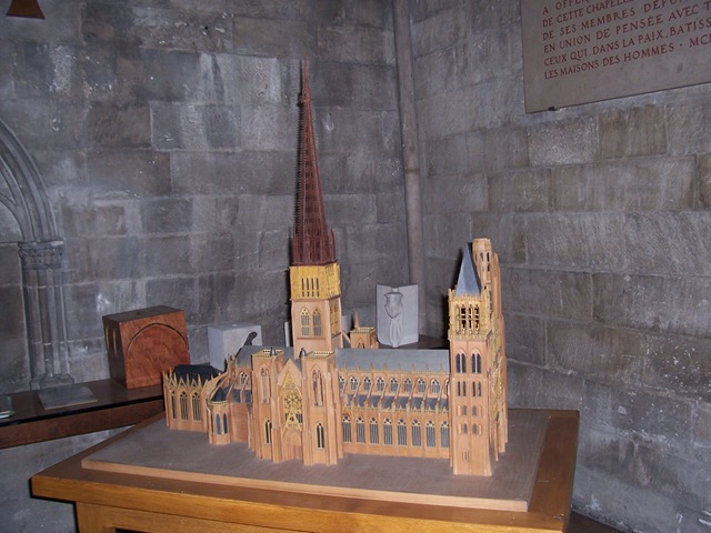 [2011.07.08015maquettedelacathdrale3.jpg]