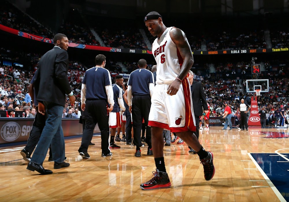 what shoes does lebron wearing in tonight's game