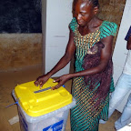 Une électrice vote dans un bureau de vote à Matadi (Bas-Congo), le 28 novembre 2011. Radio Okapi