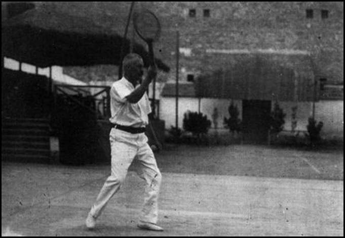 Faulcombridge jugando al tenis en el huerto del Santisimo a principio de siglo XX