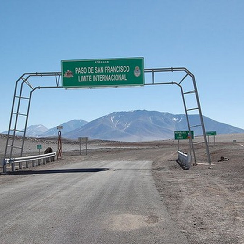 Paso San Francisco 45 km de sinuoso recorrido por regiones despobladas en donde las montañas se hacen cada vez más majestuosas.