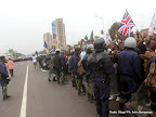  – La police encadre les partisans de l’UDPS le 5/9/2011 à Kinshasa, lors du dépôt de la candidature d’Etienne Tshisekedi pour la présidentielle 2011, le 5/09/2011 au bureau de réception, traitement des candidatures et accréditation des témoins et observateurs de la Ceni à  Kinshasa. Radio Okapi/ Ph. John Bompengo