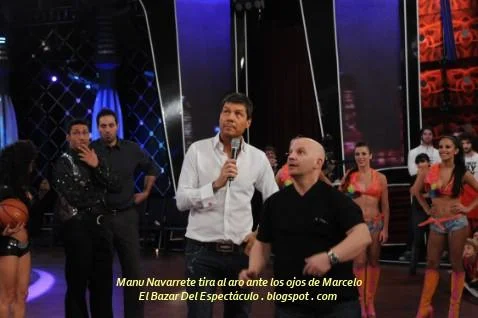Manu Navarrete tira al aro ante los ojos de Marcelo.JPG