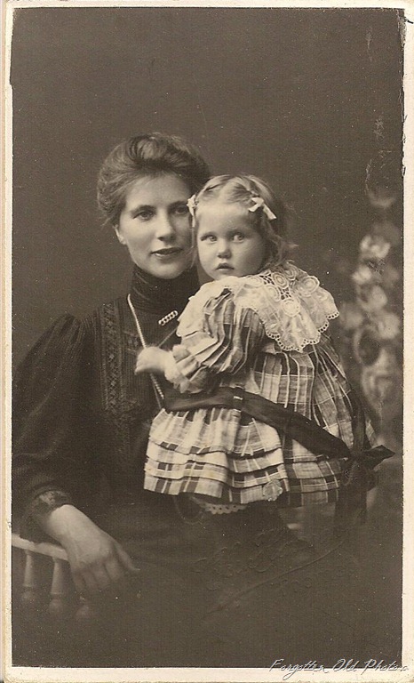 [Mother%2520and%2520Child%2520CdV%2520Foreign%2520Dl%2520Antiques%255B10%255D.jpg]