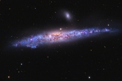 galáxia da Baleia e pequena galáxia elíptica NGC 4627