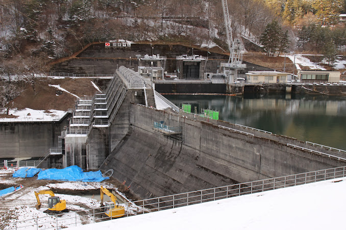 Moving a little downstream, we can see the embankment from the left bank.