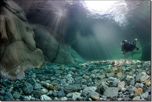 incredibly_clear_waters_of_the_verzasca_river_640_03