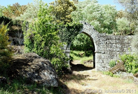Glória Ishizaka - Vila do Touro - ruina do castelo - porta