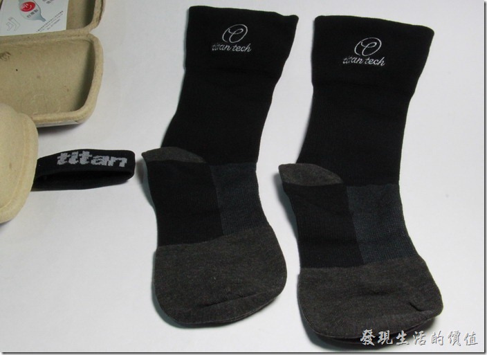 這款「抗菌除臭襪」在足弓、足背、腳跟、腳趾以及足踝的地方分別採用了不同的紡織織法，有的織法是為了增加透氣，有的則是為了讓襪子不易滑動。