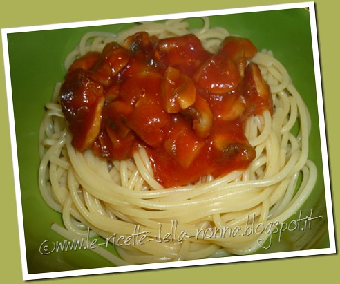 Spaghetti con sugo rosso piccante ai funghi (7)