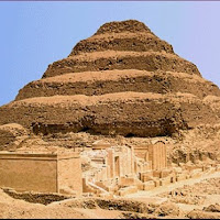 11.- Pirámide escalonada de Zoser