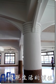 林百貨的室內有多根圓形及方形的樑柱支撐，卻剃得地方有簡單的裝飾。