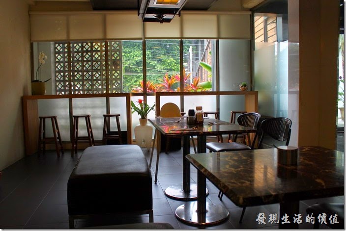 台南 Noi coffe（河內咖啡）的屋內有大片的落地窗讓光線自然撒進咖啡館。
