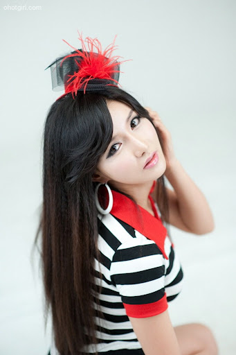 Cha Sun Hwa - Black, White and Red Dress