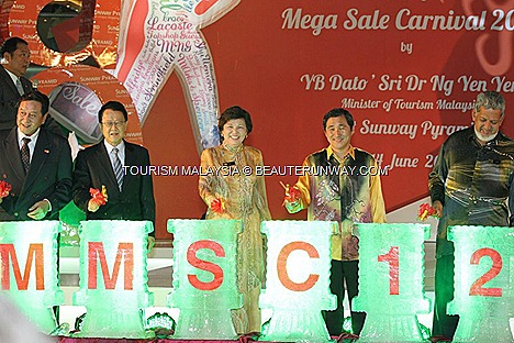 MALAYSIA MEGA SALE CARNIVAL 2012 SUNWAY PYRAMID Minister of Tourism, Dato’ Sri Dr. Ng Yen Yen JIMMY CHOO KUALA LUMPUR SPRING SUMMER RAYA FASHION WEEKEND MID VALLEY MEGAMALL METROJAYA