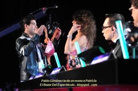 Pablo Giménez le da un mono a Patricia.jpg