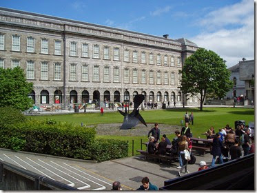 Dublin. Trinity College. uno de sus muchos patios - P5091061