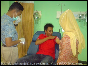 Bukhaidi saat menjalani perawatan dan Visum Dokter RSUD Selatpanjang.