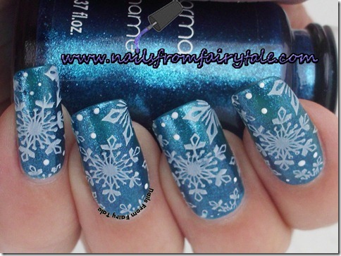 matching manicure - snowflakes 3