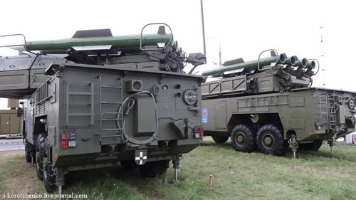 Колесный ЗРК "Бук-М2Э" и контейнерный комплекс ракетного оружия на "МАКС-2013"