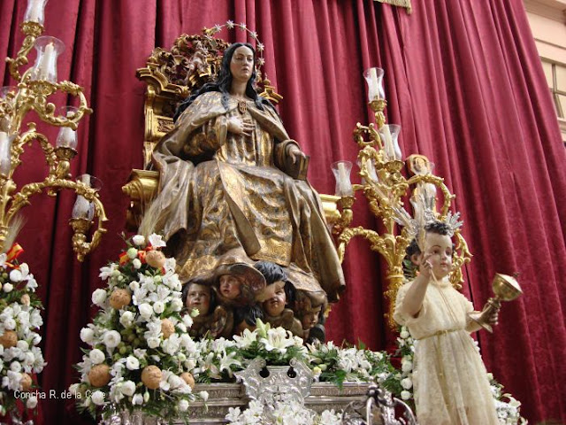 Plaza del Museo. Virgen "Comendadora de la Merced" de J.Montes de Oca (1735) preside el altar para el Corpus de La Magdalena. 2009