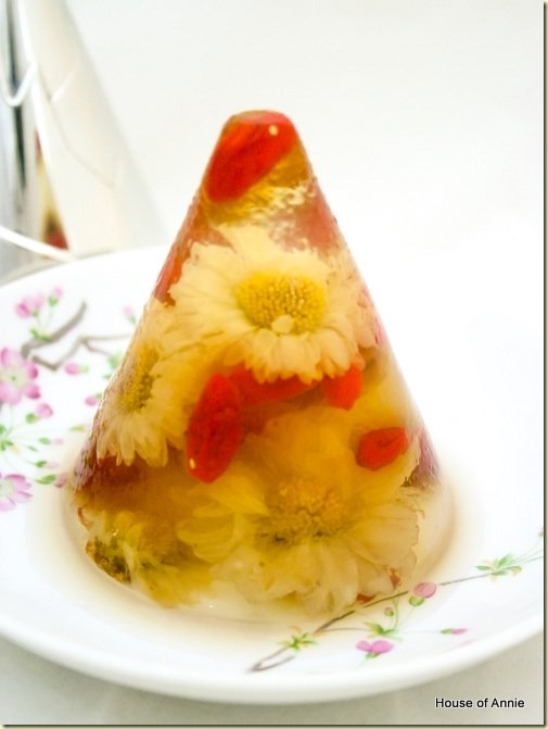 Chrysanthemum Tea Jelly with Goji Berries