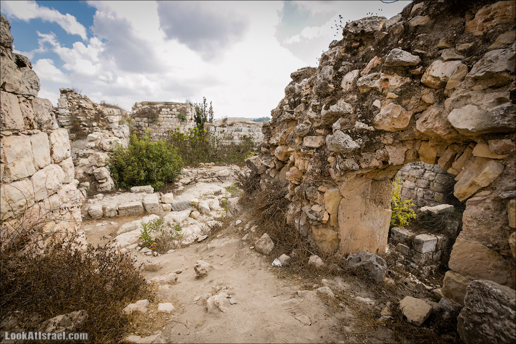 LookAtIsrael.com - Фото путешествия по Израилю | Крепость Бельмонт в кибуце Цуба | Belmont fortress