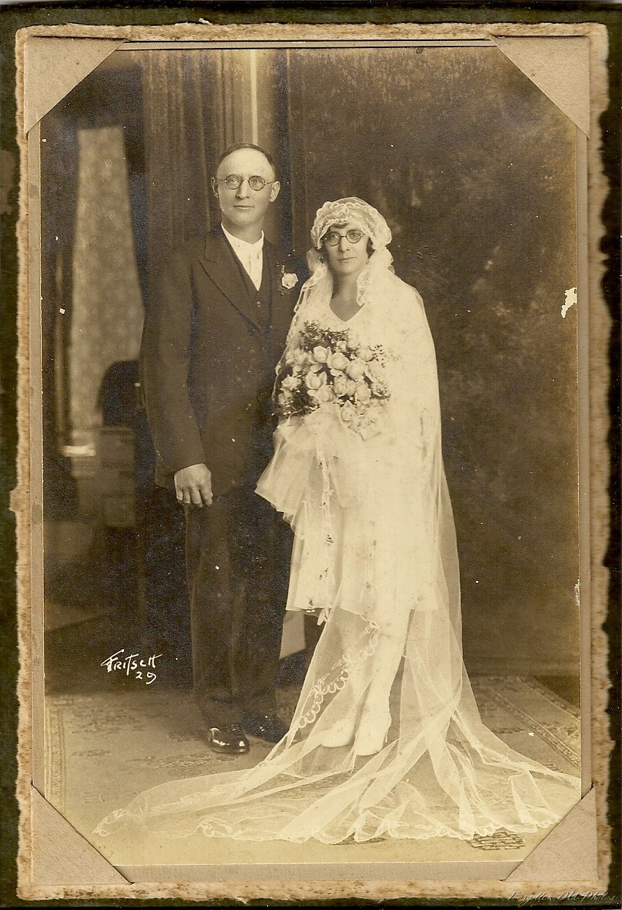[1929%2520Wedding%2520GRapids%2520Ernest%2520and%2520Elsie%2520Hard%2520to%2520read%2520last%2520name%255B7%255D.jpg]