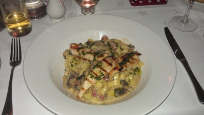 My main course -= a sort of chickeny, pasta-ry creation. Bloomin' lovely!