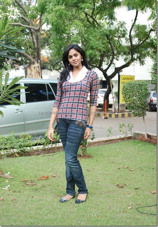 actress_karthika_nair_tight_jeans_&_tops_02
