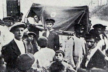 1913-07-28 (p. PyP) Traslado en camilla de un torero (El tello)