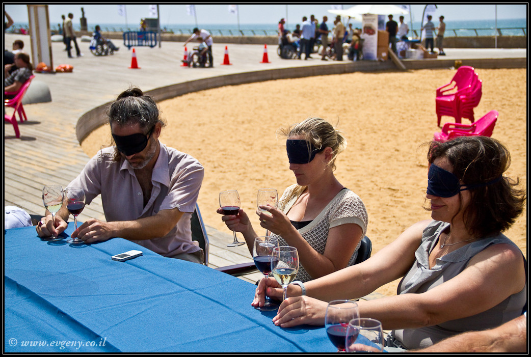 LookAtIsrael.com: Дома изнутри: ...и еще вопрос кто из нас неполноценен... (foto israel фото тель авив порт дома изнутри )