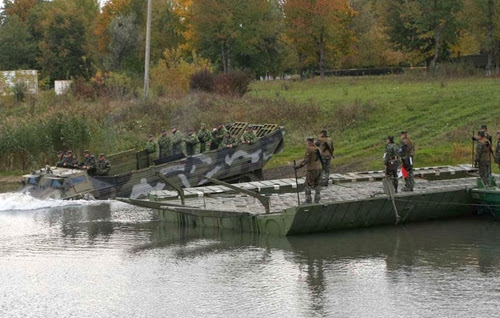 Военнослужащие украинской армии во время учений