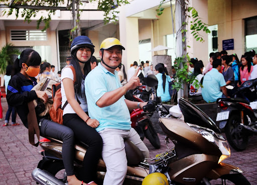 Các tình nguyện viên đưa các em đến trường thi